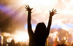 В Киеве разрешили работать ресторанам, кинотеатрам и театрам после 22.00