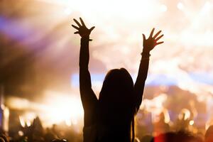 В Киеве разрешили работать ресторанам, кинотеатрам и театрам после 22.00