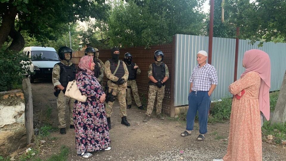 В обшуках беруть участь співробітники центру "Е", ФСБ РФ, "Беркута" і ОМОН