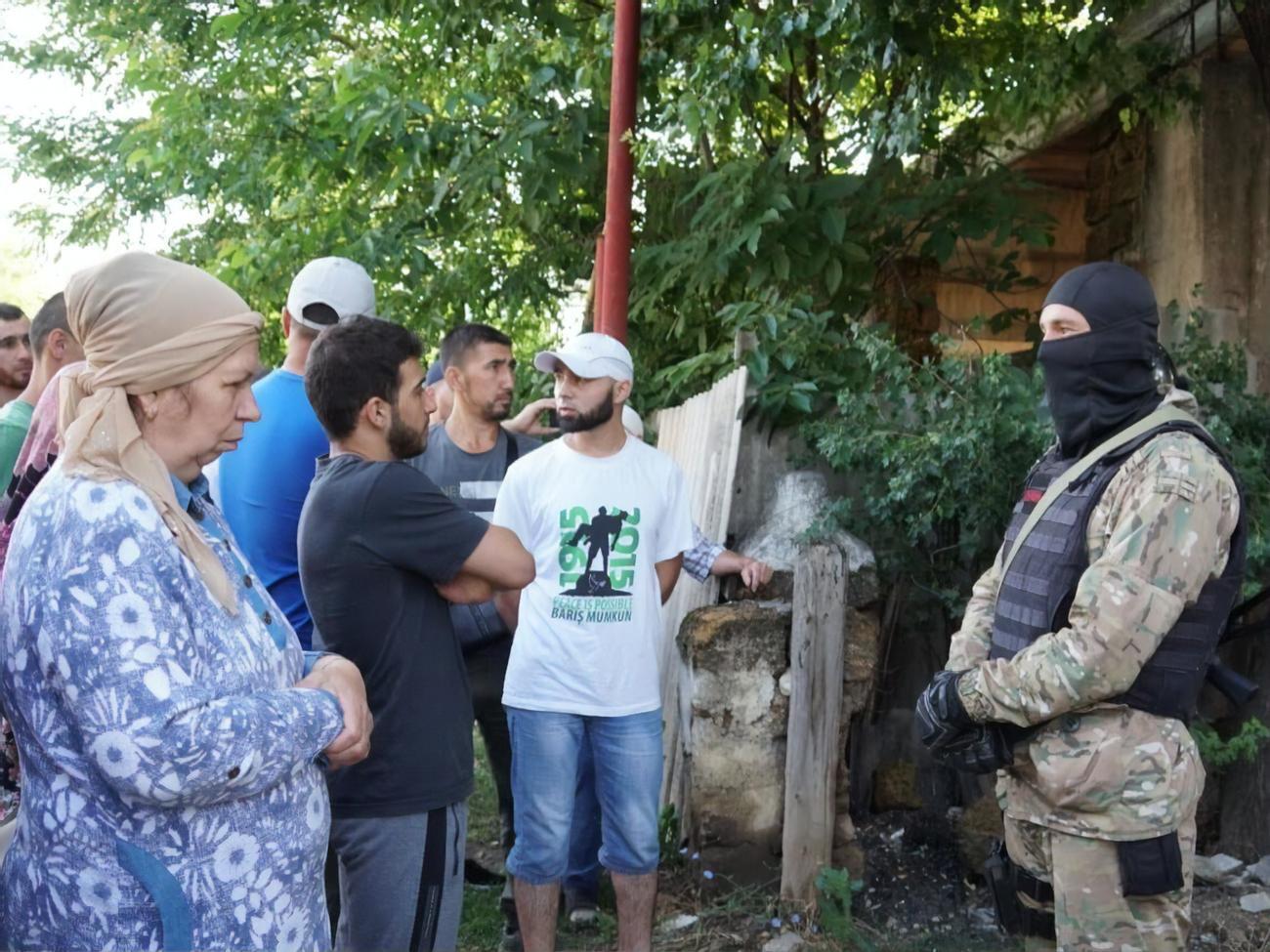 Після обшуків російські силовики затримали шістьох кримських татар