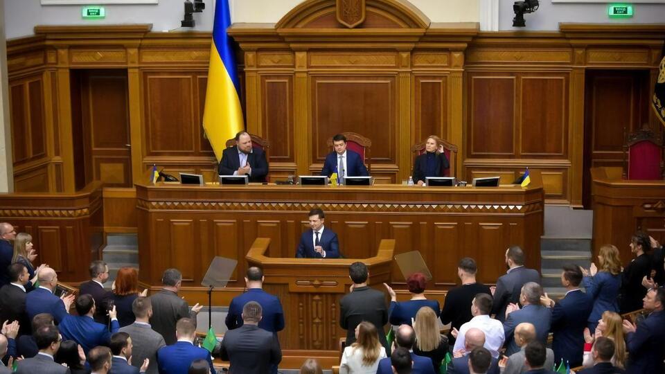 За даними ЗМІ, Зеленський хоче налагодити взаємини із фракцією "Слуга народу"