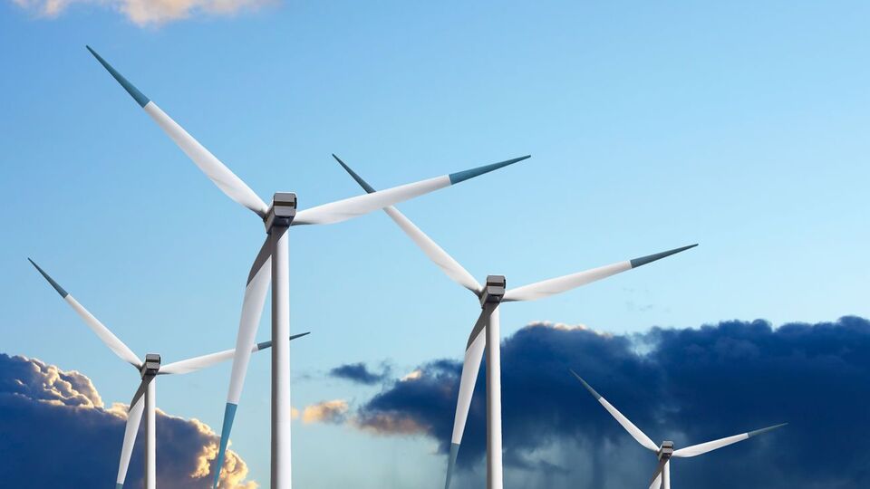 О намерении правительства снизить "зеленые" тарифы стало известно в сентябре прошлого года, после чего начались переговоры с инвесторами