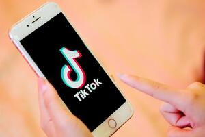 TikTok – сервіс для створення і перегляду коротких відео, що належить пекінській компанії ByteDance
