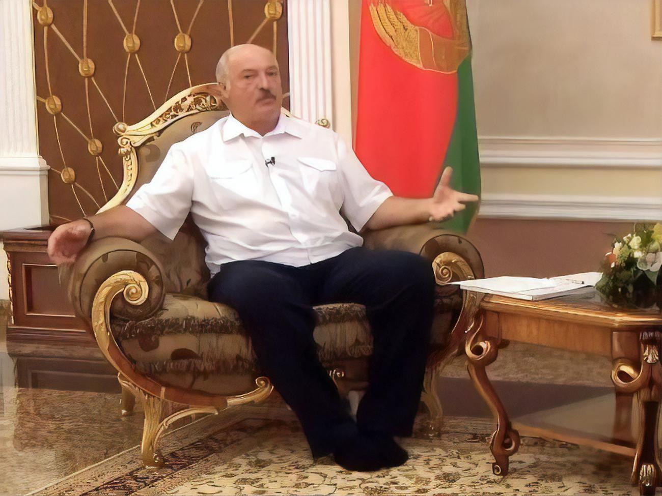 Лукашенко 2018 року прийшов на інтерв'ю до знімальної групи телеканала "Беларусь 1" у шкарпетках