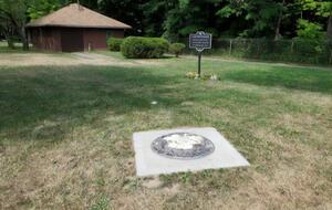 Памятник снесли и оттащили подальше от места, где он был установлен