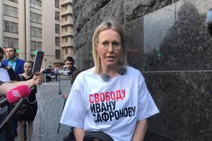 Собчак наділа футболку з написом "Свободу Івану Сафронову"