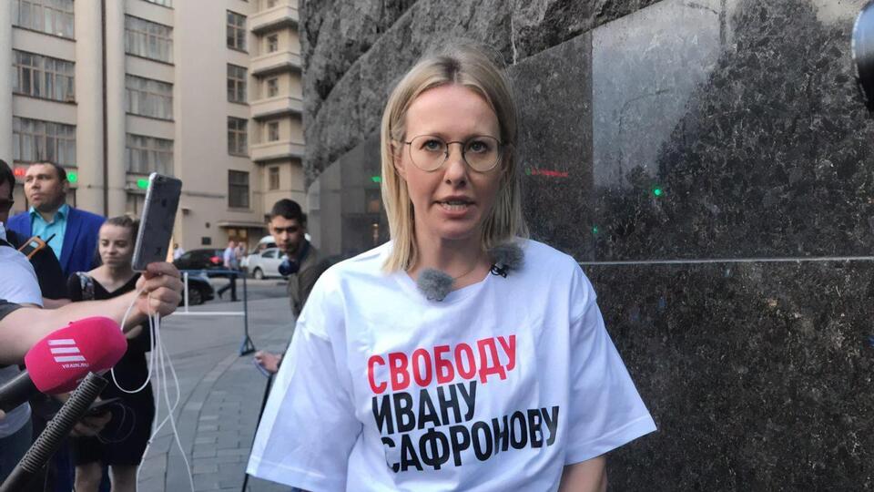 Собчак наділа футболку з написом "Свободу Івану Сафронову"