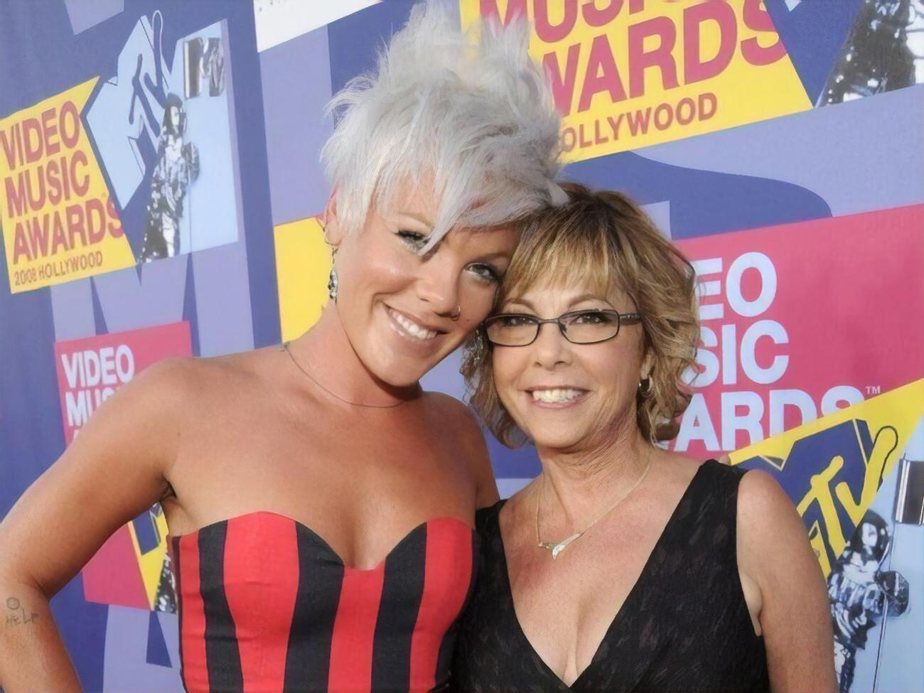 Pink со своей мамой Джудит Мур