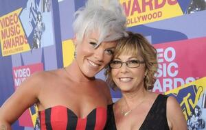 Pink со своей мамой Джудит Мур