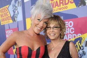 Pink со своей мамой Джудит Мур