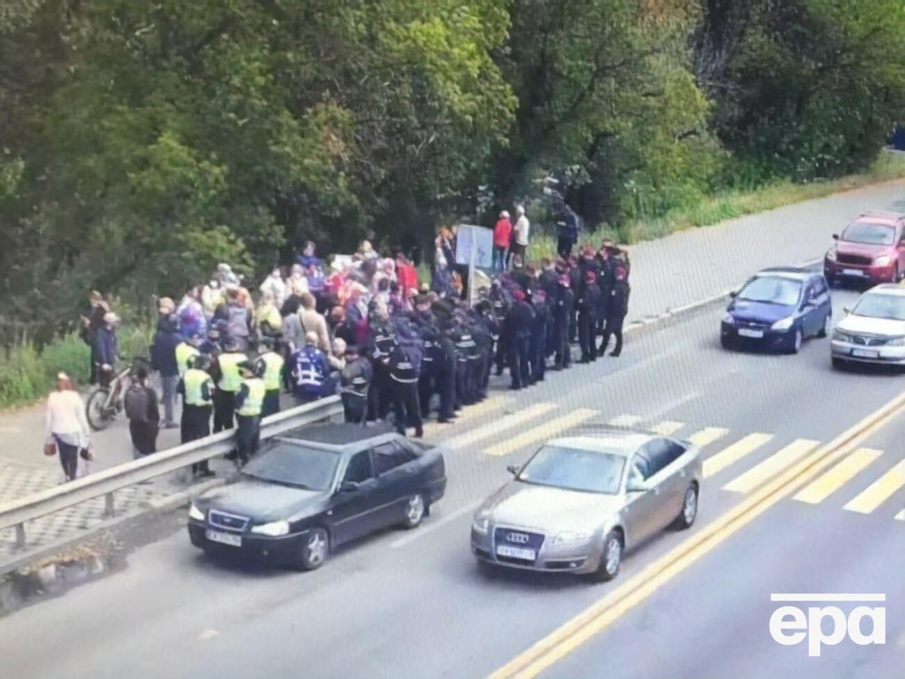 Рух мостом відновлено, поліція стримує мітингувальників на тротуарі