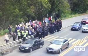 Движение по мосту возобновлено, полиция сдерживает митингующих на тротуаре