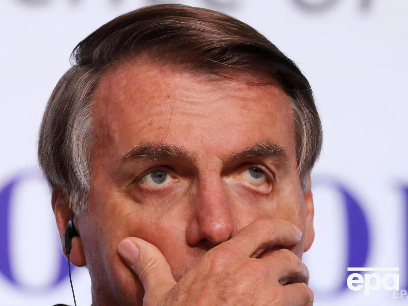 Болсонару после брифинга в нескольких метрах от журналистов снял маску и показал, что он в порядке