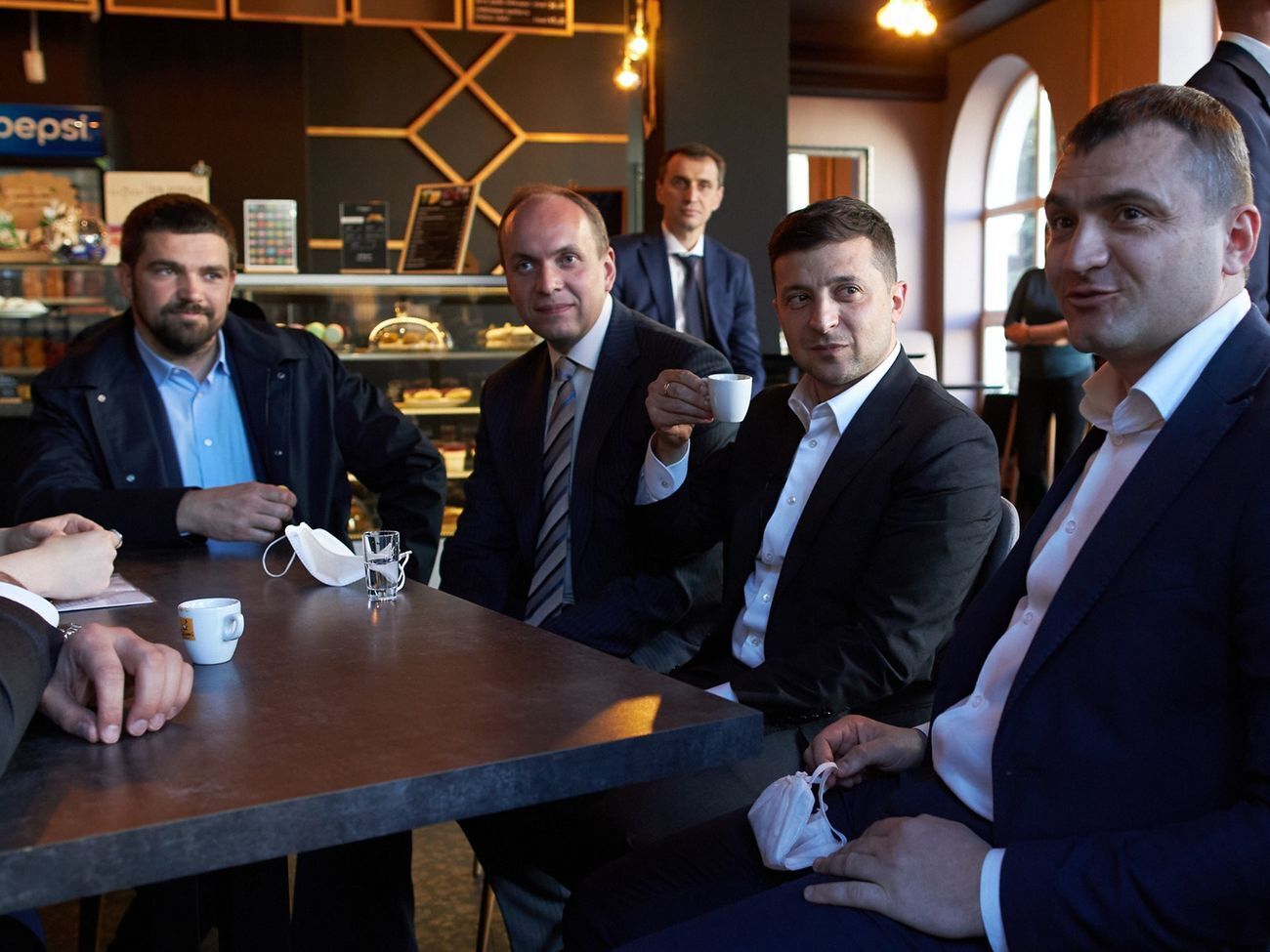 Ляшко (на фото на задньому плані) побував у кафе у Хмельницькому в червні