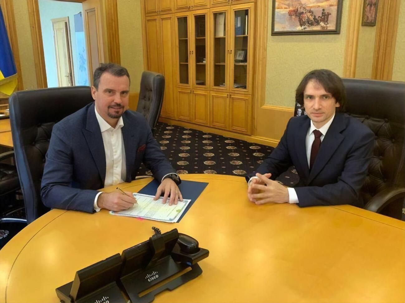 Лось (праворуч) пропрацював на підприємстві "Антонов" 18 років