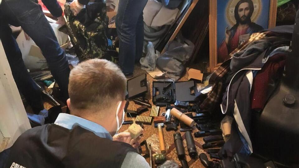Полиция провела обыски на территории Львовской, Черкасской и Киевской областей – по месту жительства злоумышленника, а также у покупателей оружия
