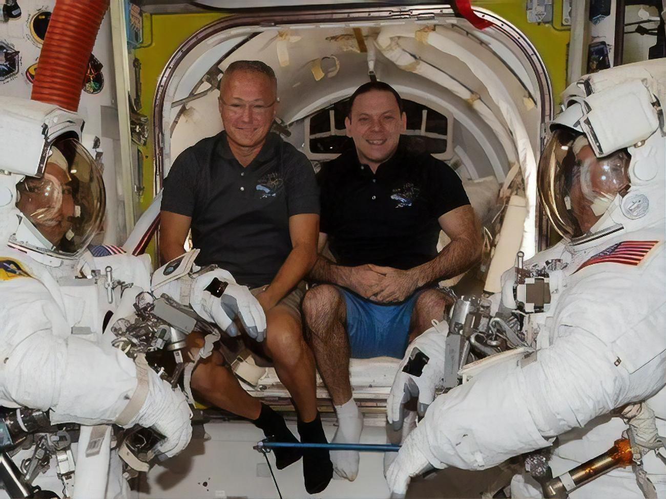 Херли (слева) и Бенкен готовятся к полету на Землю