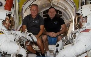 Херли (слева) и Бенкен готовятся к полету на Землю