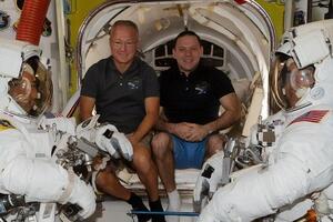 Херли (слева) и Бенкен готовятся к полету на Землю