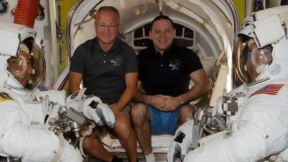 Херли (слева) и Бенкен готовятся к полету на Землю