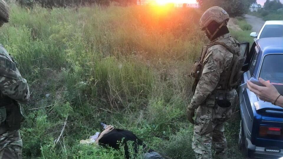 Оперативники СБУ задокументували продаж військовослужбовцем двох гранат Ф-1 та РГД-5, після чого його затримали