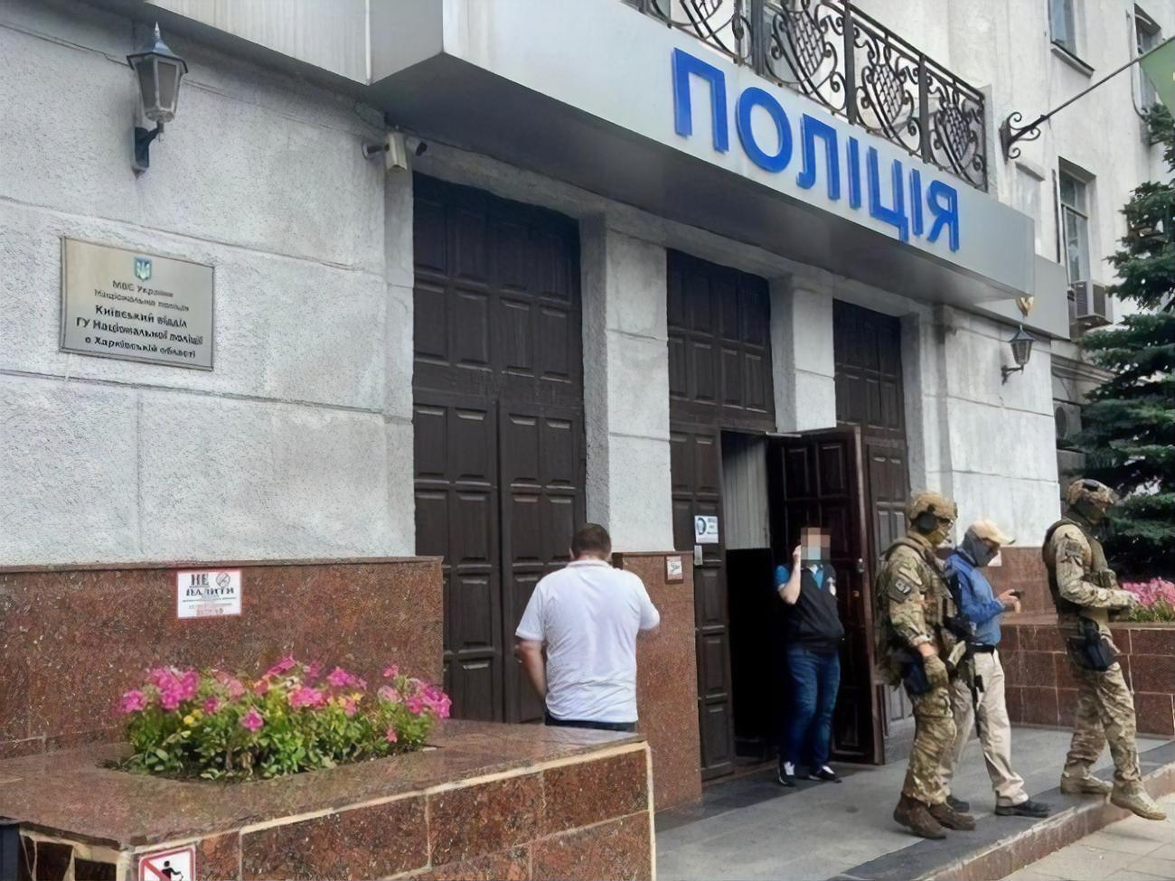 В группе были представители подразделения по борьбе с незаконным оборотом наркотиков