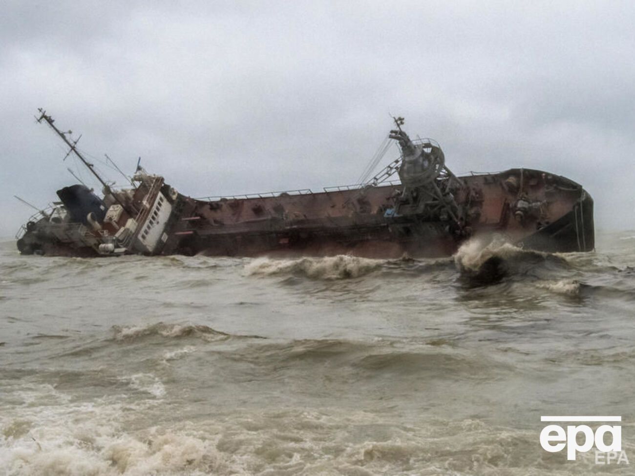 Госэкоинспекция сможет назвать окончательную сумму убытков после подъема севшего на мель танкера