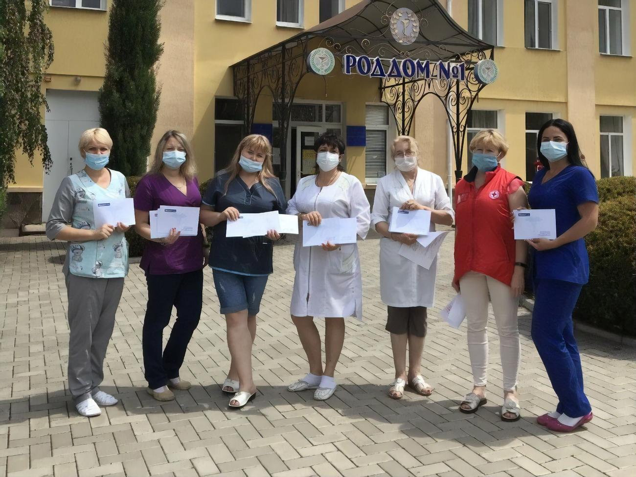 Медицинские работники получили также письма с благодарностями