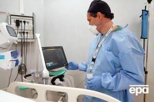 Коронавирус не становится менее заразным с течением времени, как полагали в начале пандемии