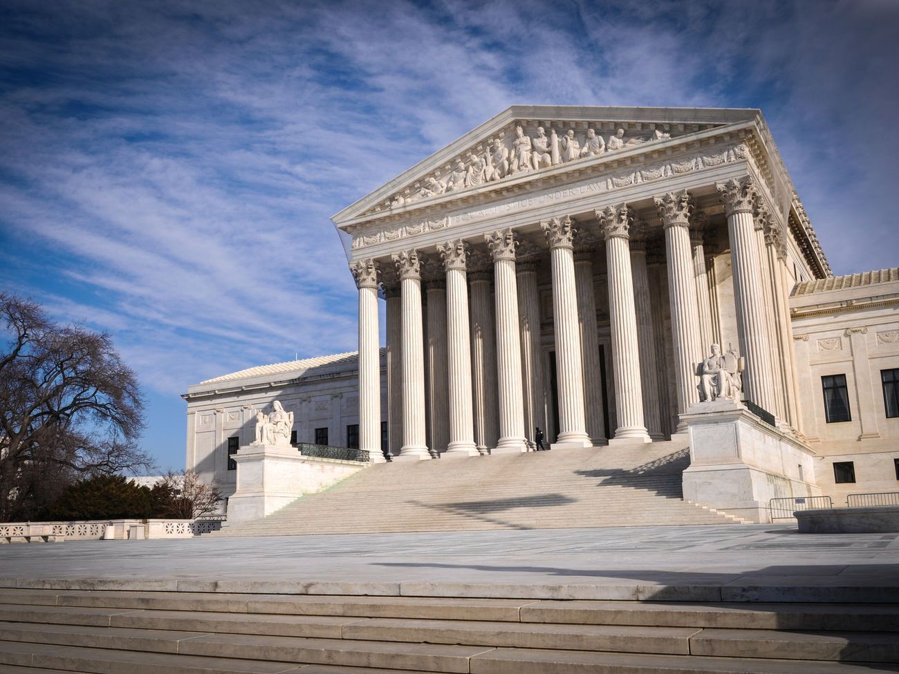 Верховный суд США отклонил жалобу Трампа по одному делу, а второе направил на пересмотр