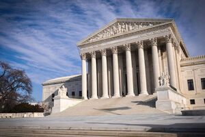 Верховный суд США отклонил жалобу Трампа по одному делу, а второе направил на пересмотр