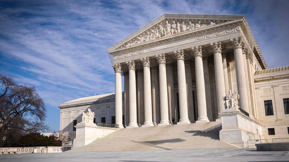 Верховный суд США отклонил жалобу Трампа по одному делу, а второе направил на пересмотр