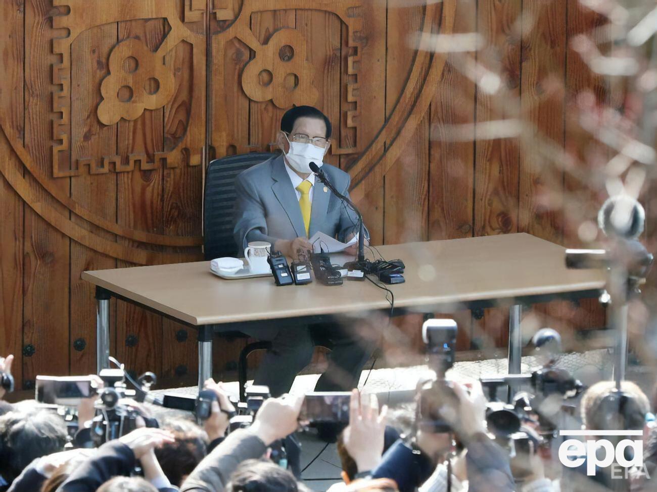 Влада Південної Кореї вважає, що Лі Ман Хі приховував інформацію, яка могла допомогти в боротьбі з епідемією