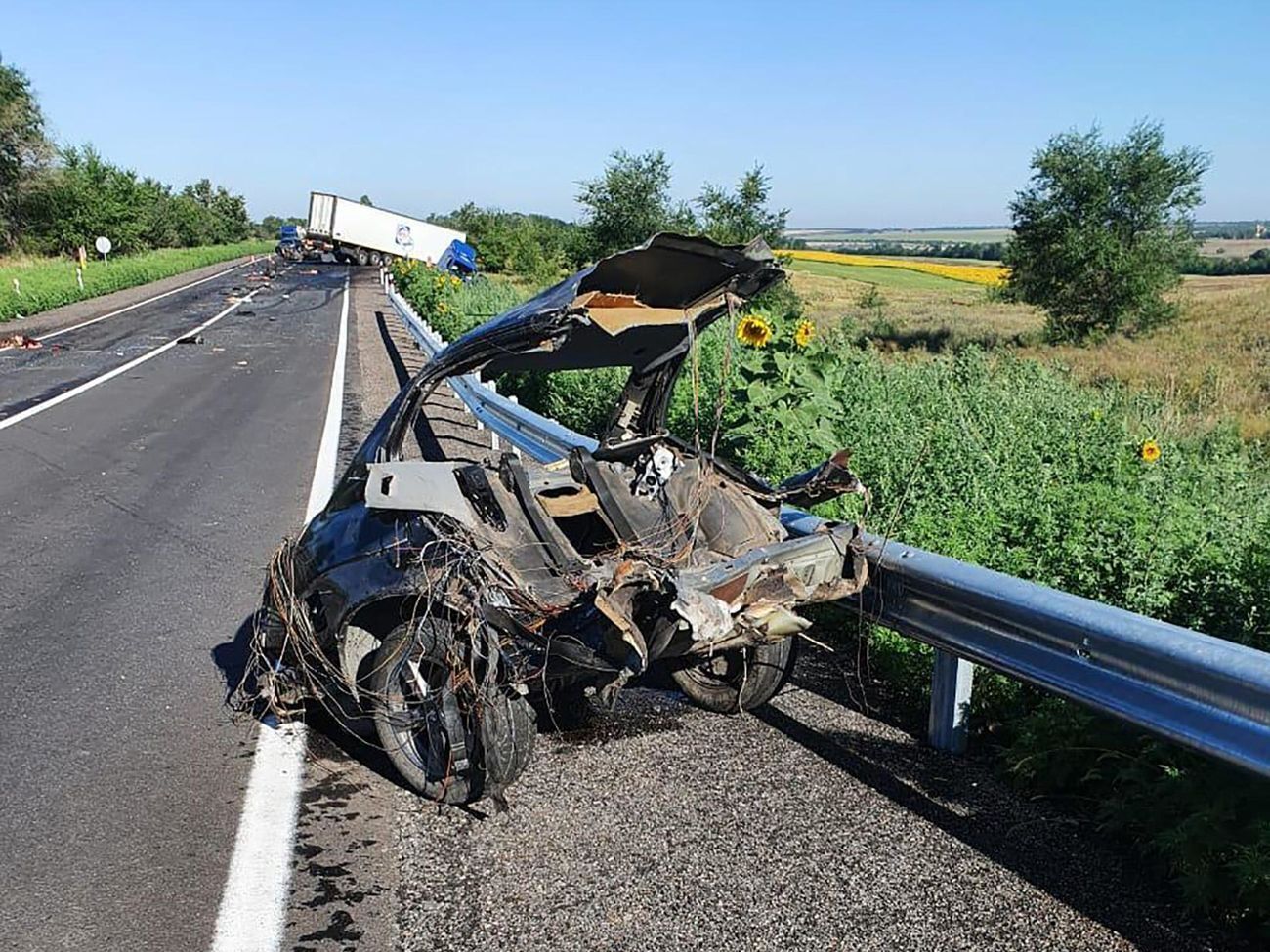 Водій і пасажири легкового автомобіля загинули на місці