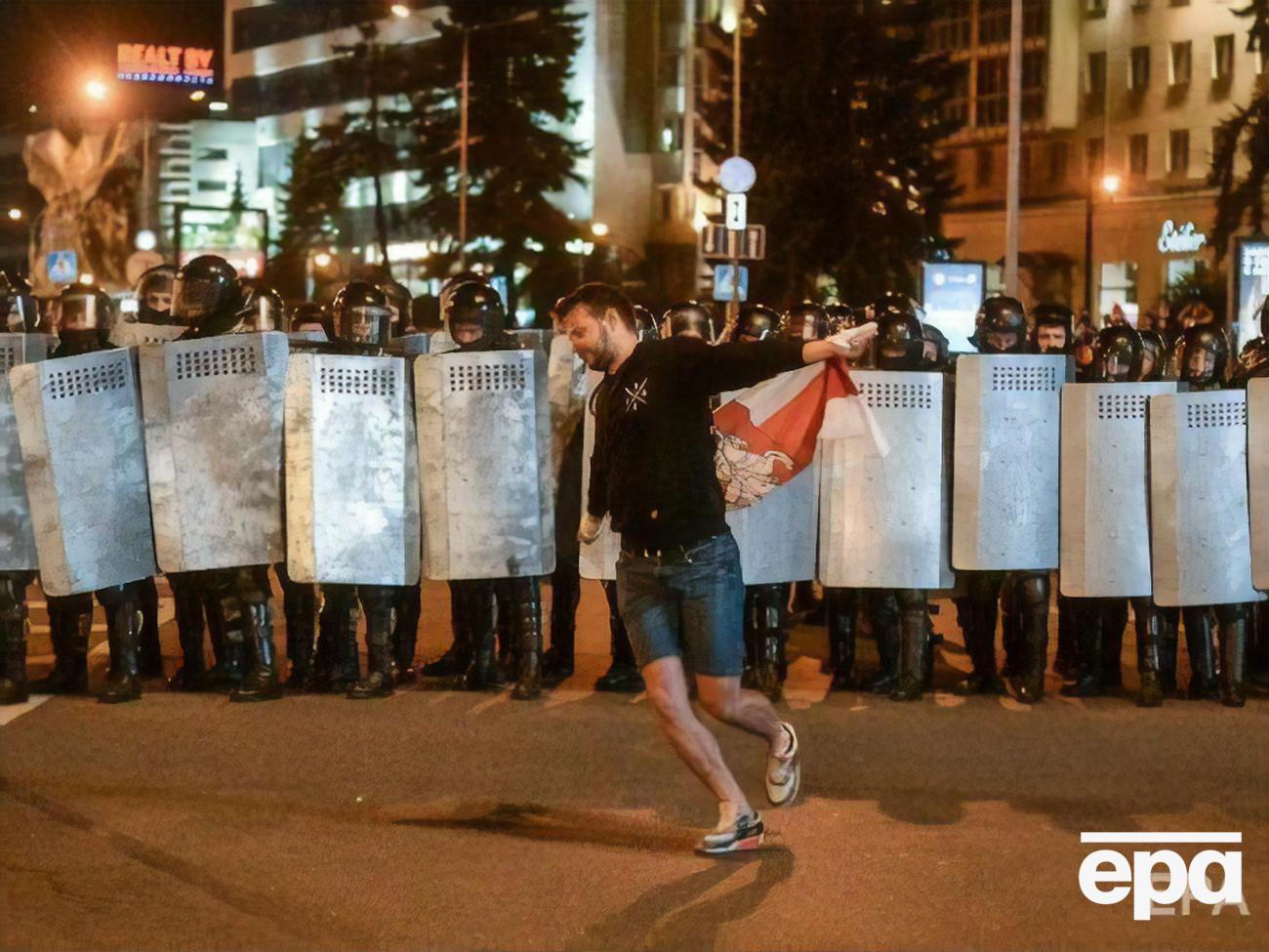 Белорусы поднялись на протесты после закрытия участков