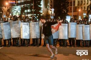 Белорусы поднялись на протесты после закрытия участков