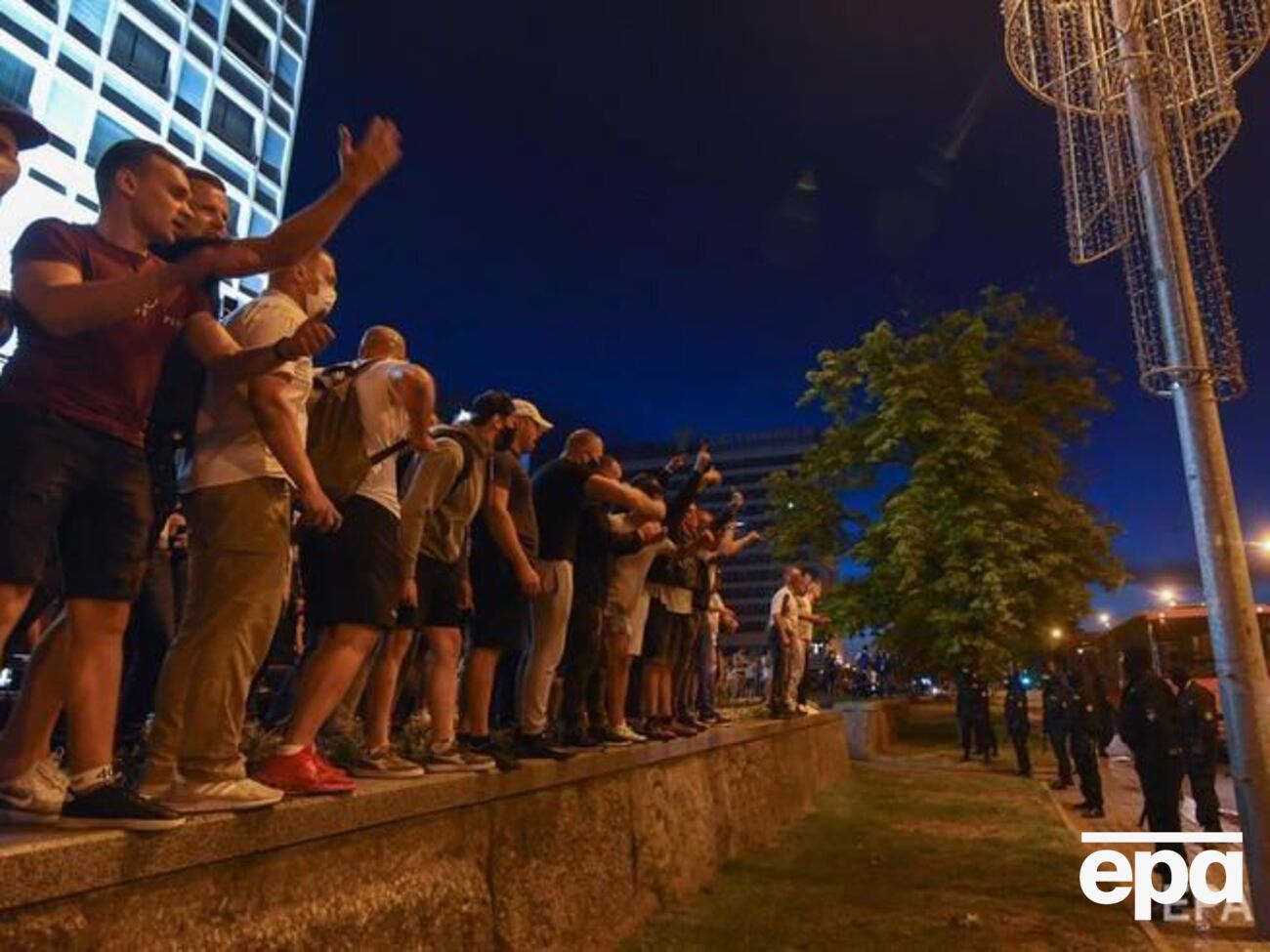 По данным правозащитников, в ходе протестов были задержаны более 120 человек
