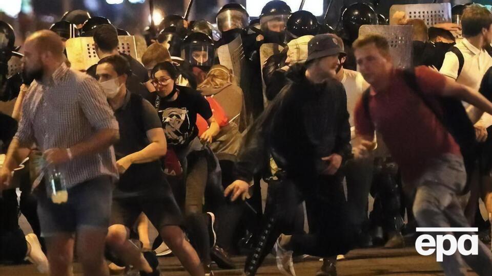 После закрытия избирательных участков в Беларуси силовики начали задерживать людей