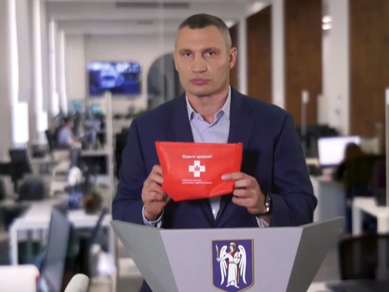 Кличко показав "аптечку киянина"