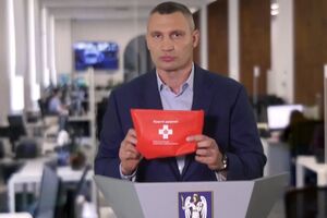 Кличко показав "аптечку киянина"