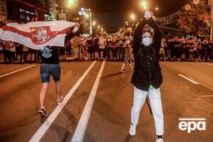 После закрытия избирательных участков в ряде городов Беларуси на улицы вышли протестующие, недовольные данными экзит-полла, которые свидетельствовали о победе Лукашенко