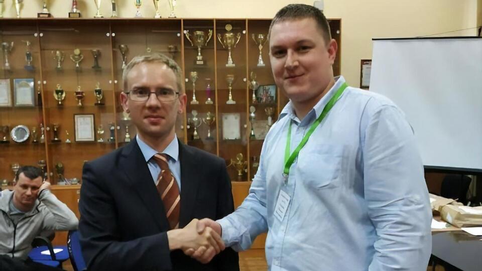 Солопов (справа) не выходит на связь с ночи