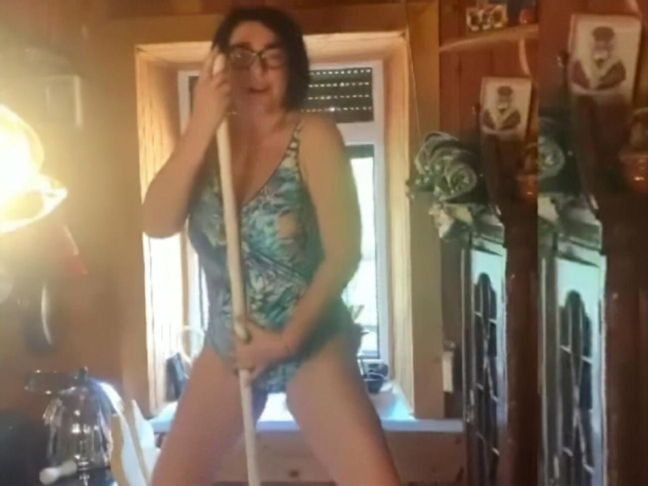 Лоліта: Коли бачиш у руках карниз, то думаєш: "Я молоденька і могла б ще показати стриптиз"