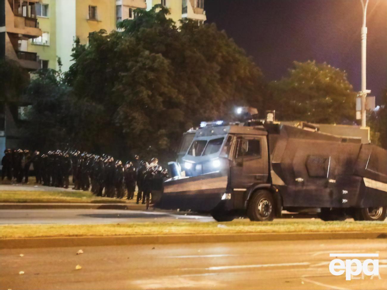 Білоруські ЗМІ повідомляють, що центр Мінська блокують автозаки, ОМОН поводиться агресивно