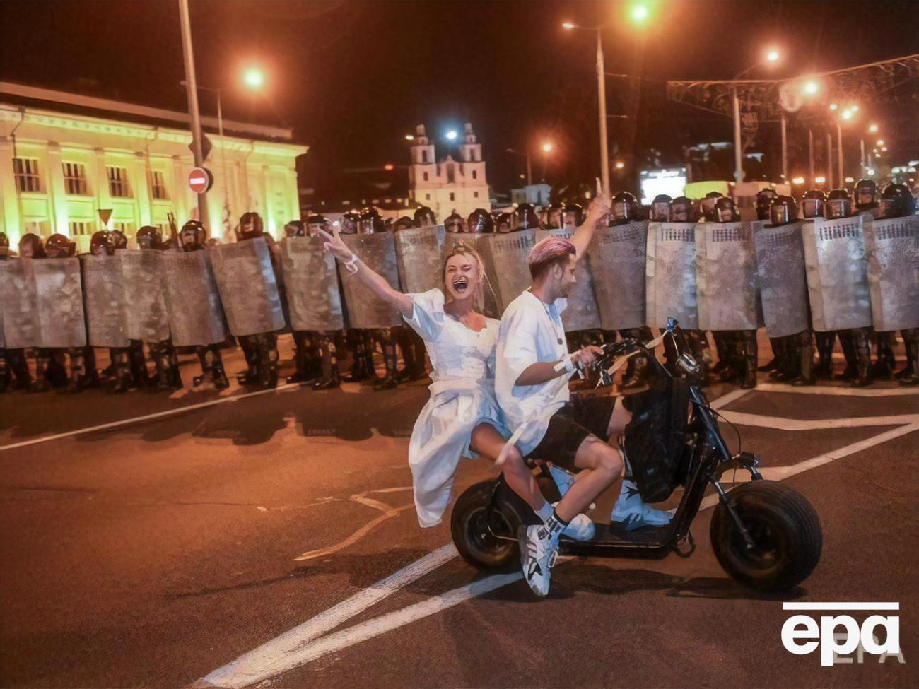 Люди вышли на акции протеста в Минске 9 августа после окончания голосования на выборах президента