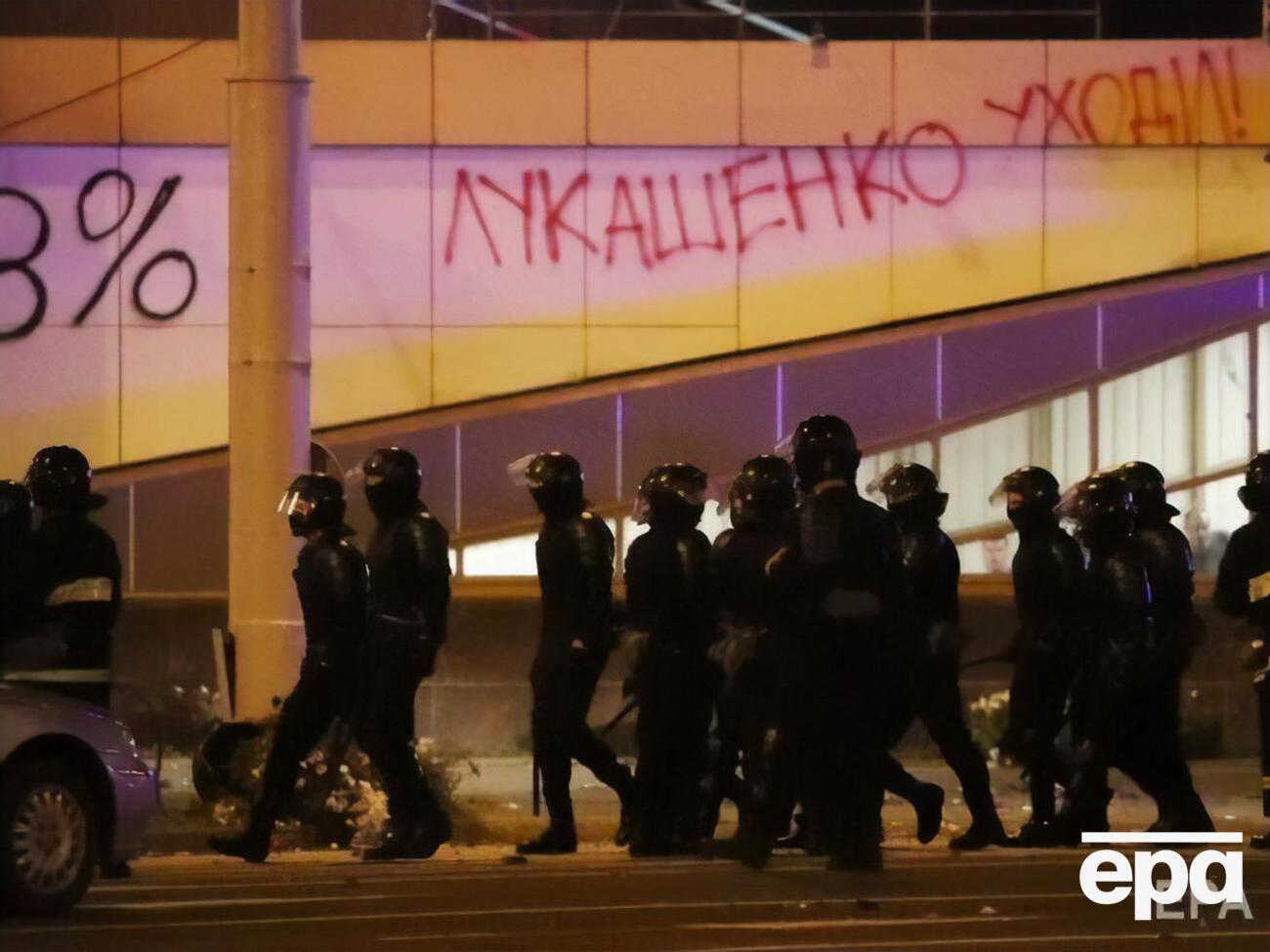 В Беларуси прошел второй день протестов, по демонстрантам стреляли резиновыми пулями. Фоторепортаж
