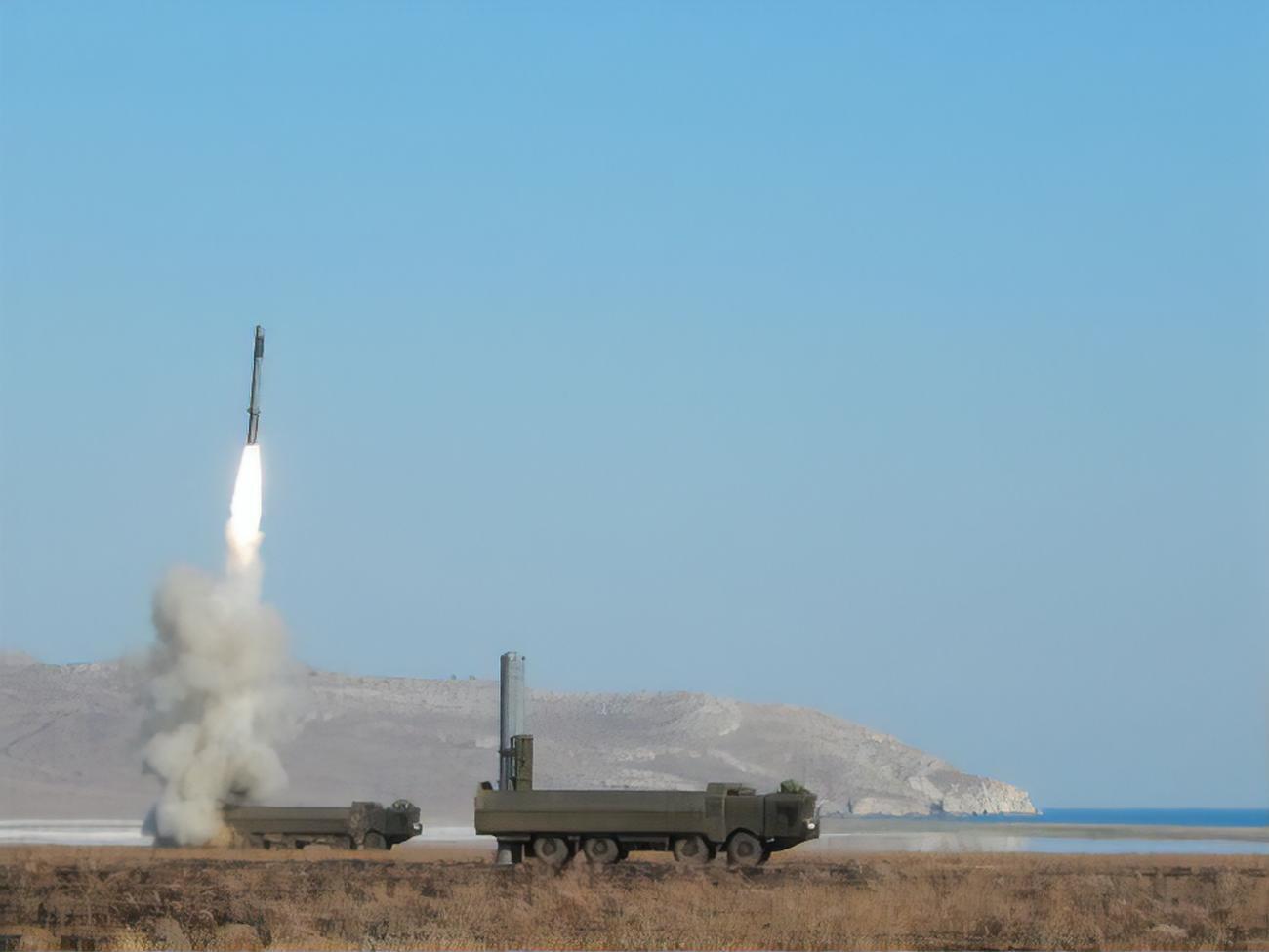 Россияне регулярно проводят учения армии и флота в аннексированном Крыму