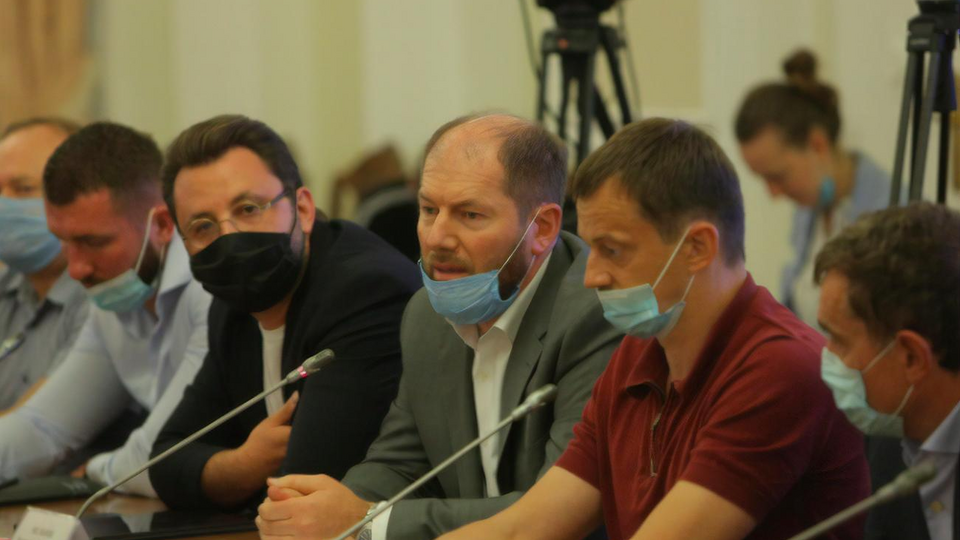 Мартинов (у центрі): Ми маємо велику проблему зі змінами, які вносили до ДБН
