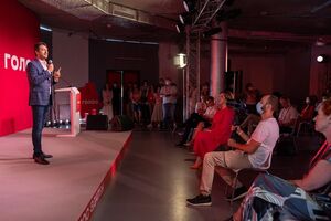 Притула является активистом волонтерского движения, которое оказывает помощь украинским солдатам