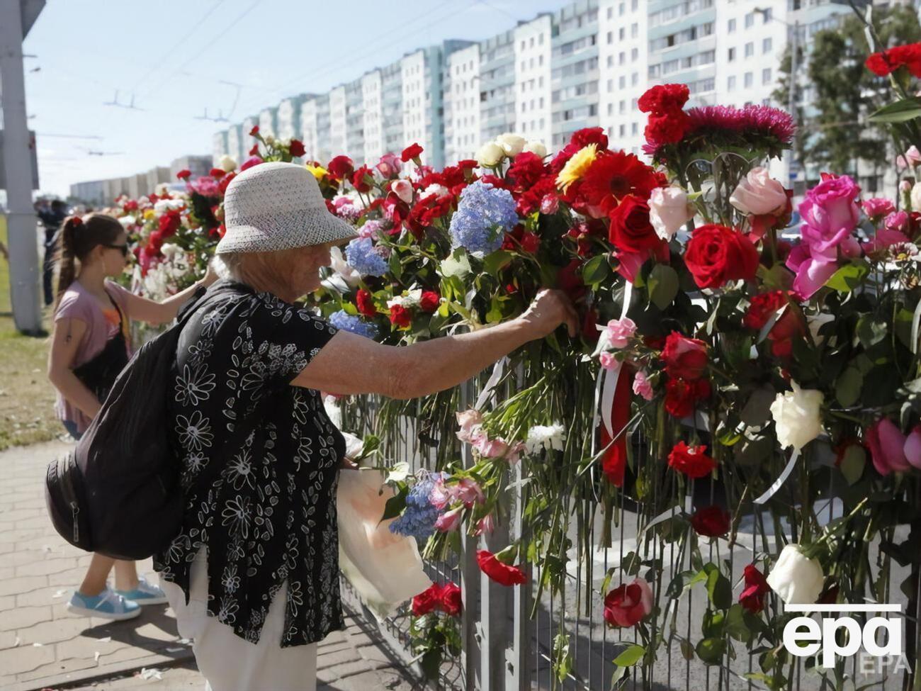 Люди пришли возложить цветы к месту гибели протестующего